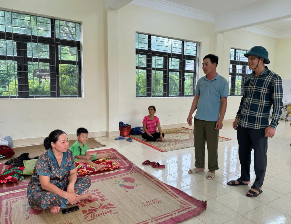 Người dân có nhà ở không kiên cố được sơ tán đến các điểm tránh trú bão tập trung để đảm bảo an toàn.