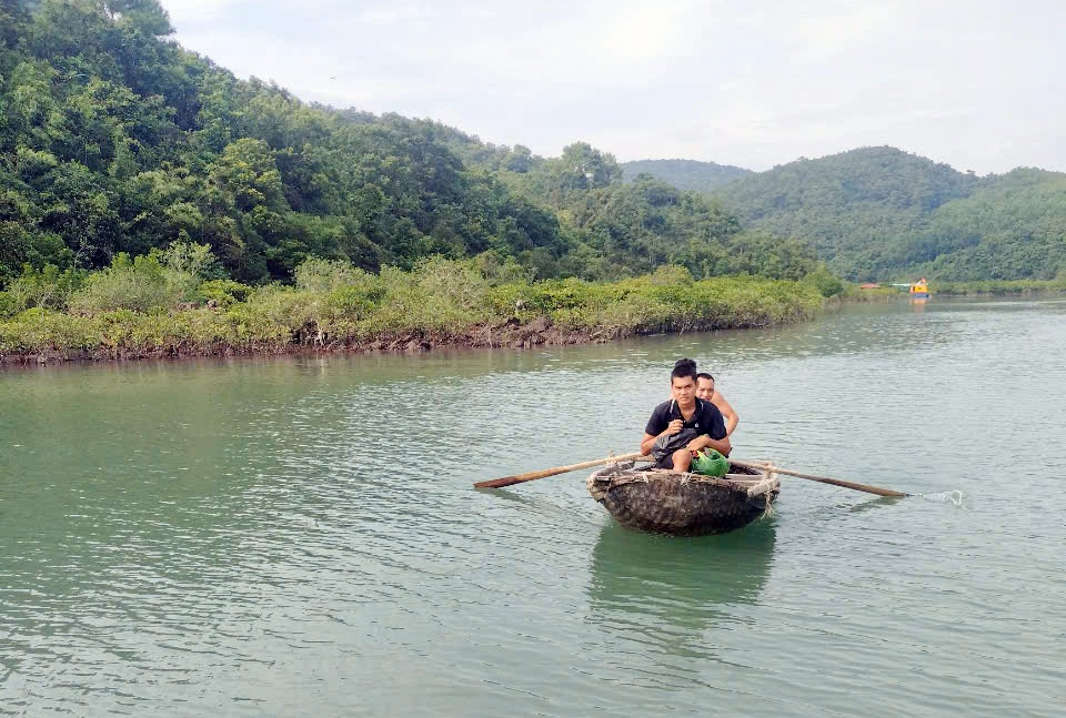 2 ngư dân trông nhà bè nuôi trồng thủy sản cuối cùng trên biển được xã Ngọc Vừng di dời vào nơi an toàn trưa ngày 6/9.