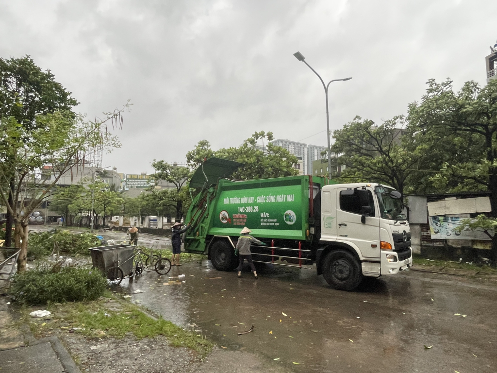 Thời điểm này công tác dọn dẹp vệ sinh môi trường vẫn đang được diễn ra khẩn trương đảm bảo việc thu gom do ảnh hưởng của bão.