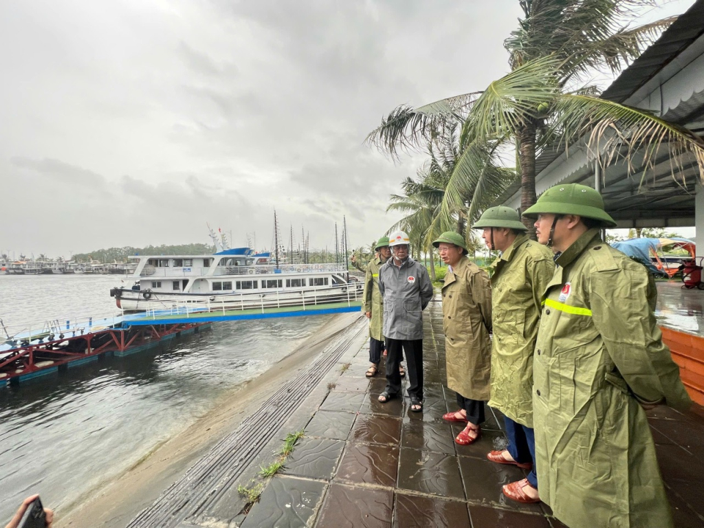 Bộ trưởng Bộ Nông nghiệp và Phát triển Nông thôn Lê Minh Hoan cùng Chủ tịch UBND tỉnh Quảng Ninh Cao Tường Huy kiểm tra tại Cảng tàu khách quốc tế Tuần Châu. 