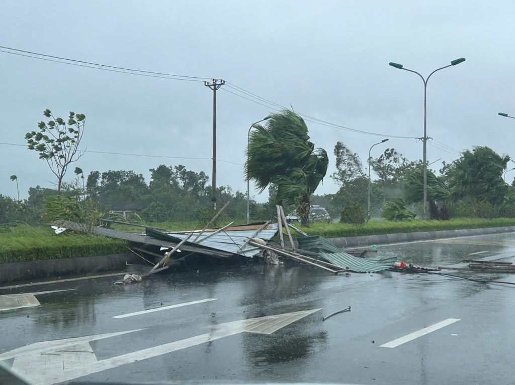 Nhiều biển quảng cáo đổ gãy