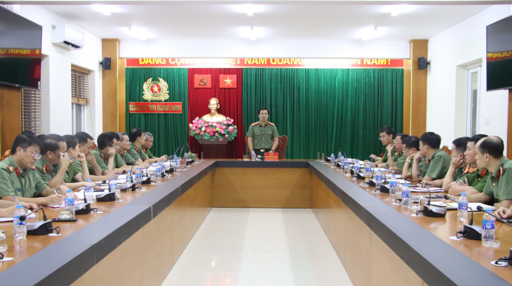 Đại tá Trần Văn Phúc - Giám đốc Công an tỉnh chủ trì cuộc họp.