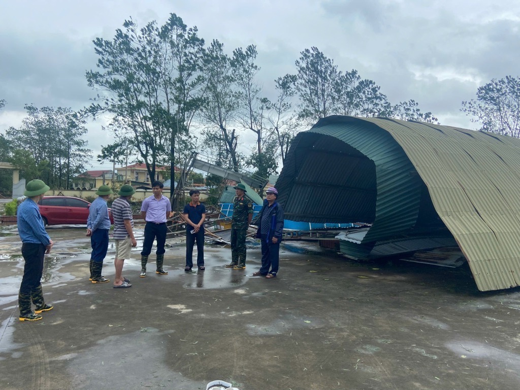 Lãnh đạo thị xã chỉ đạo khắc phục hậu quả sau cơn bão.