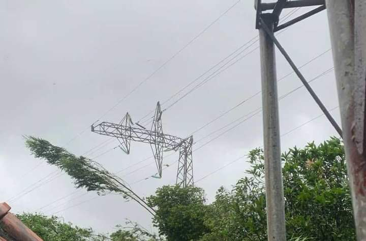 Cột điện cao thế bị gãy đôi do bão.