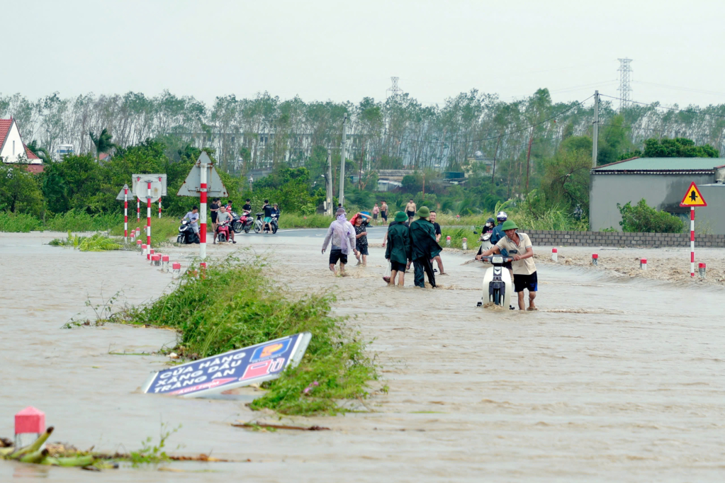 Ngập lụt gây khó khăn trong việc di chuyển cho người dân.
