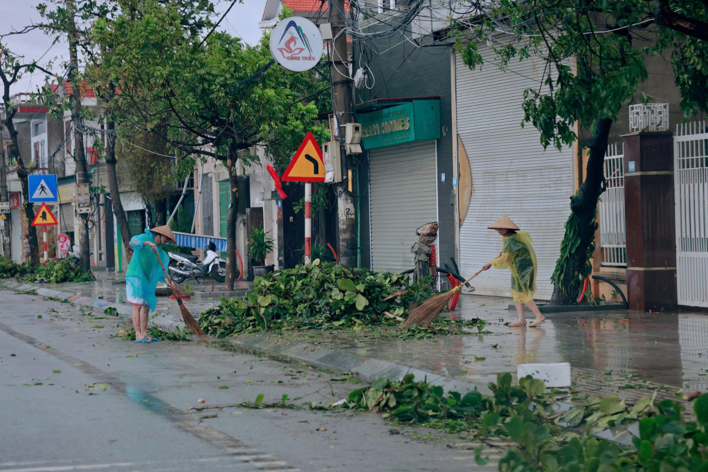 Người dân thị xã Đông Triều chủ động dọn dẹp sau cơn bão.