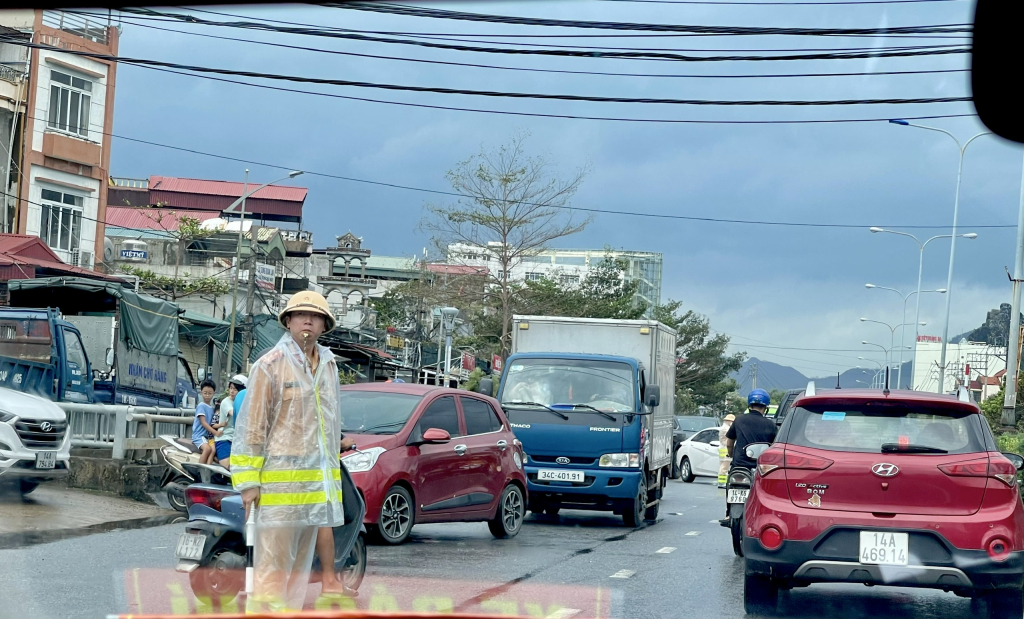 Lực lượng giao thông đã có mặt kịp thời để phân luồng, đảm bảo an toàn giao thông.