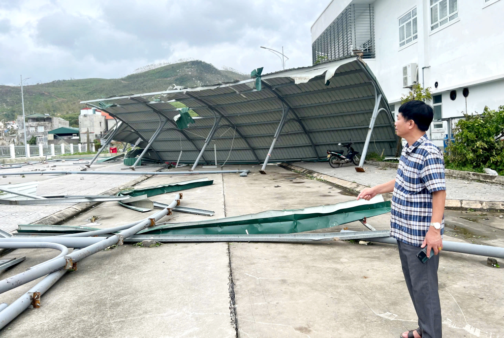 Nhà xe khung sắt mái tôn cũng bị thổi bay.