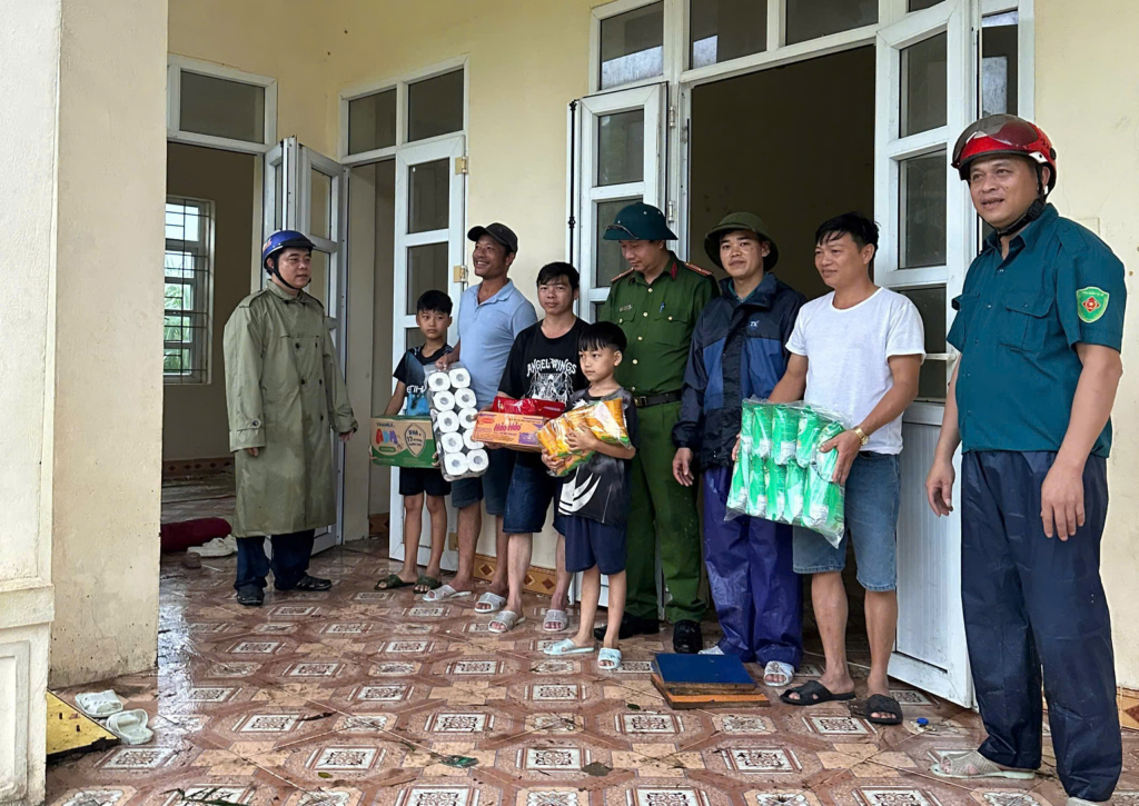 Công an xã Quảng Đức thăm hỏi, tặng quà cho các hộ dân bị ảnh hưởng do bão số 3