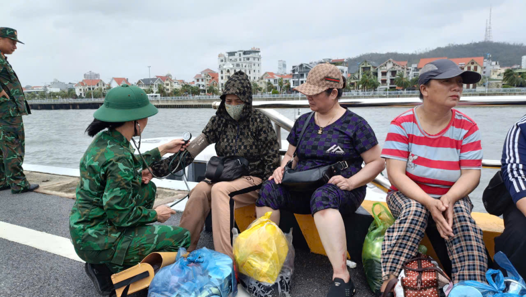 Cán bộ Quân y Biên phòng kiểm tra sức khỏe cho các nạn nhân.