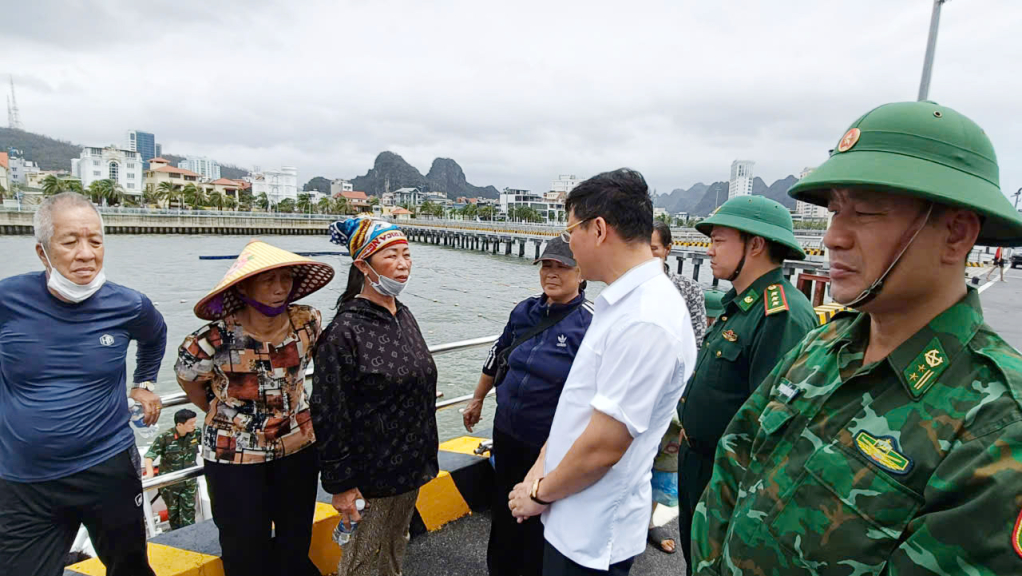 Đồng chí Nguyên Xuân Cường, Phó Chỉ tịch UBND tỉnh đến thăm, động viên các nạn nhân.