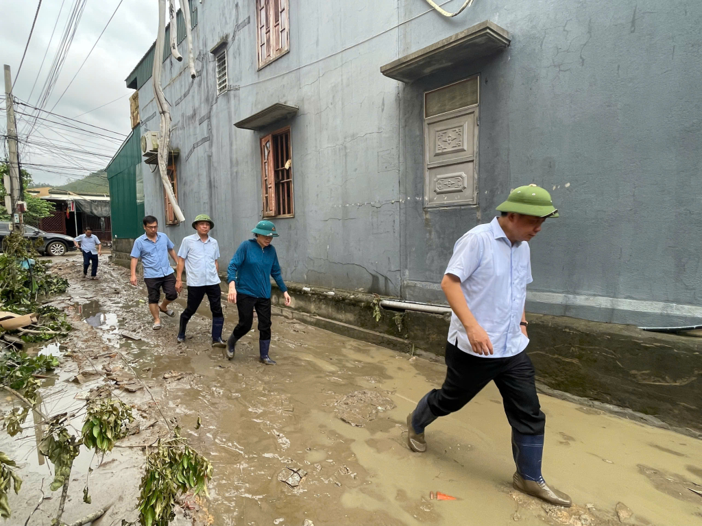 TP Uông Bí triển khai các biện pháp ứng cứu các khu dân cư bị ngập lụt.