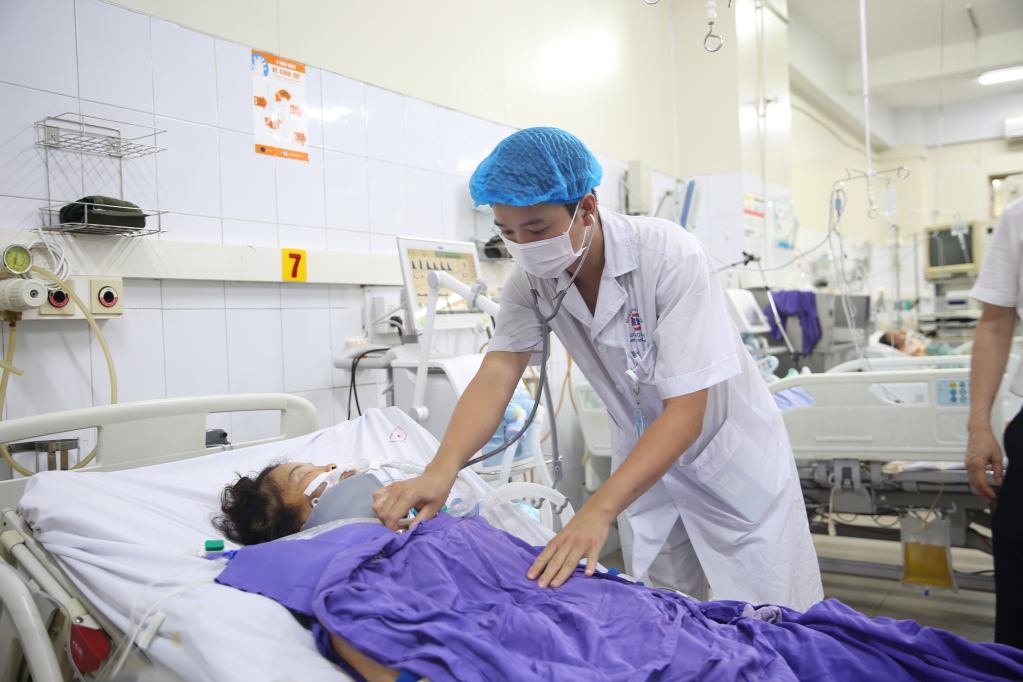 Các y bác sĩ tại bệnh viện Đa khoa tỉnh chăm sóc bệnh nhân bị tai nạn do mưa bão.
