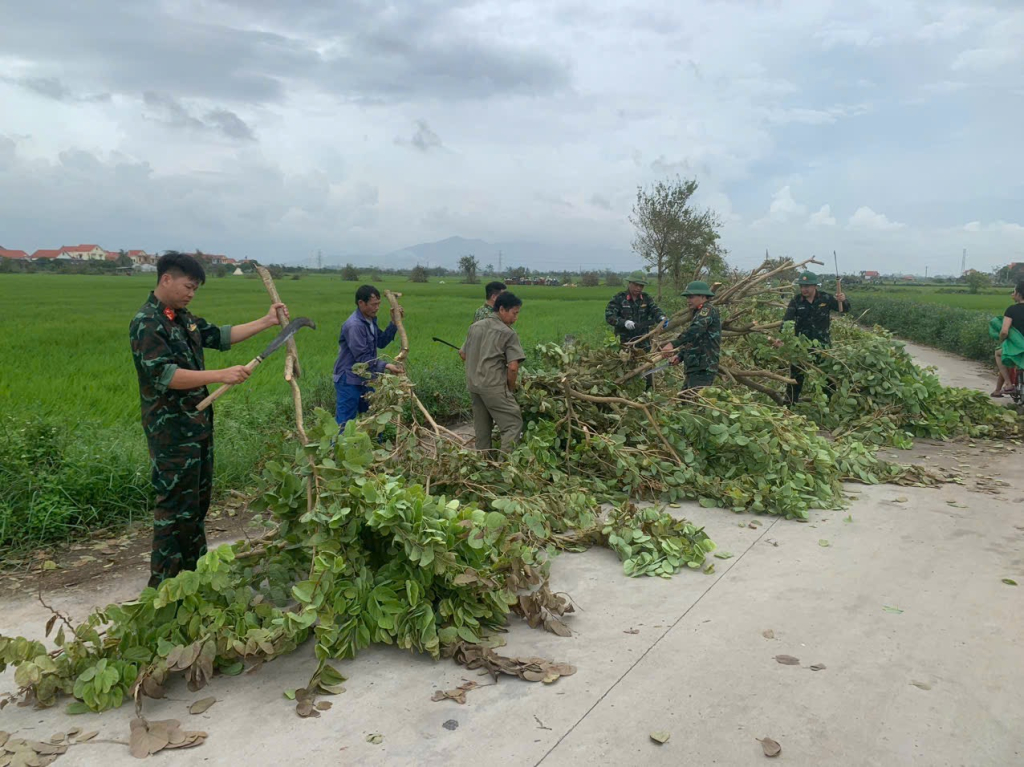 Lực lượng quân đội thị xã tham gia dọn dẹp sau cơn bão.