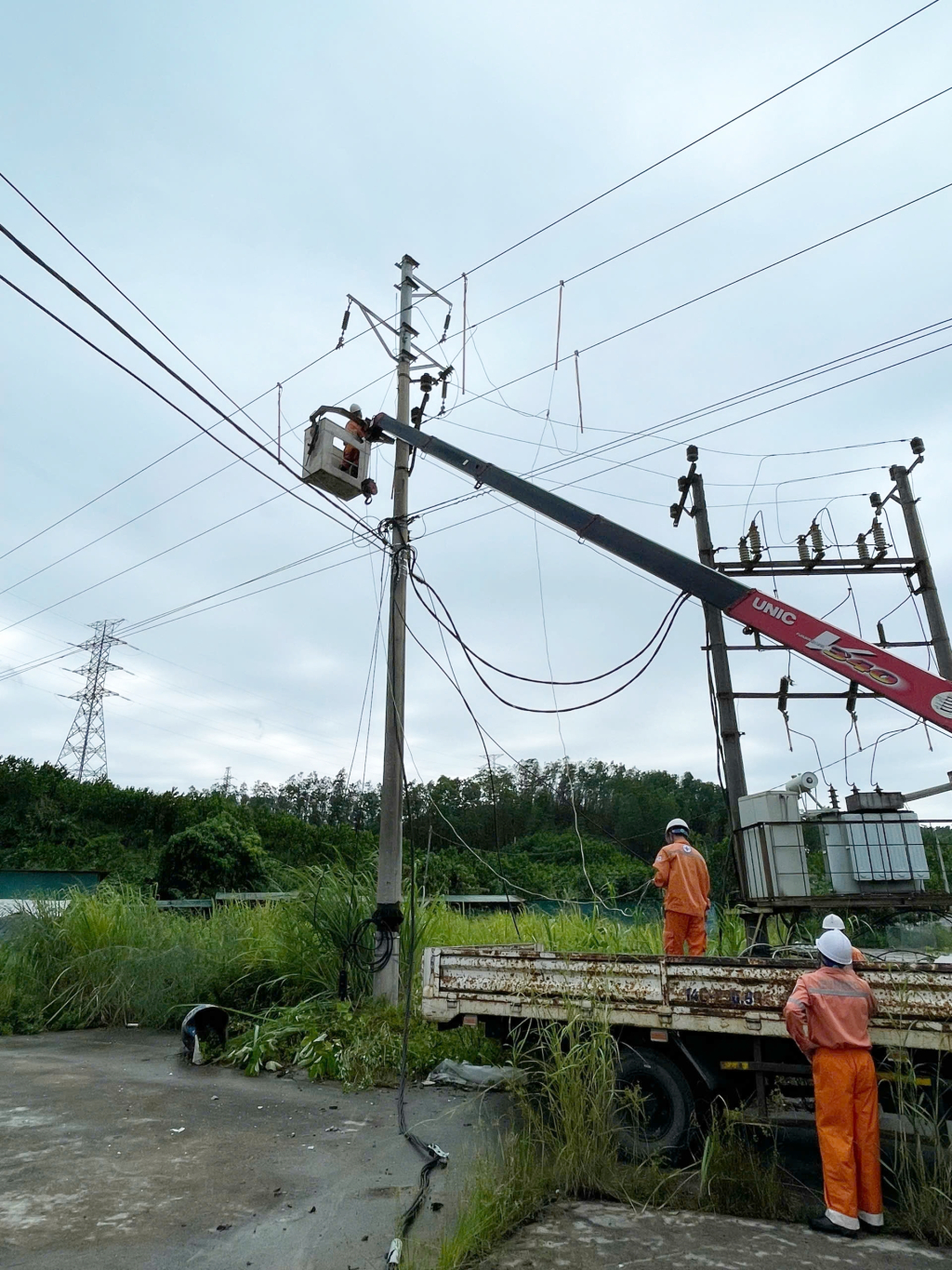 Ngành điện khắc phục sự cố đường dây 35kv