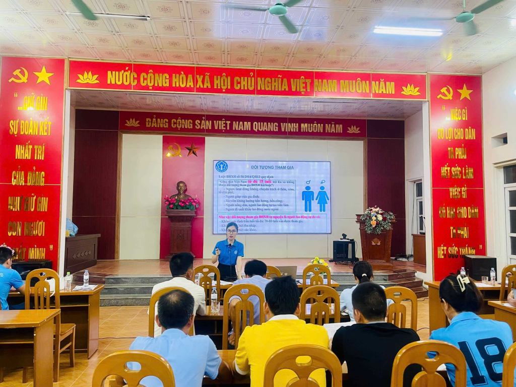 Cán bộ BHXH huyện Ba Chẽ thông tin tới hội viên nông dân và người dân về BHXH và BHYT tự nguyện. (Ảnh BHXH tỉnh)