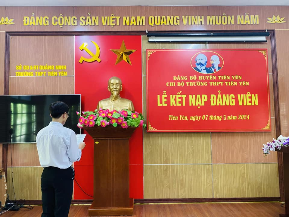 Đảng viên trẻ là học sinh Trường THCS&THPT Tiên Yên tuyên thệ trước cờ Đảng, cờ Tổ quốc và chân dung Chủ tịch Hồ Chí Minh.