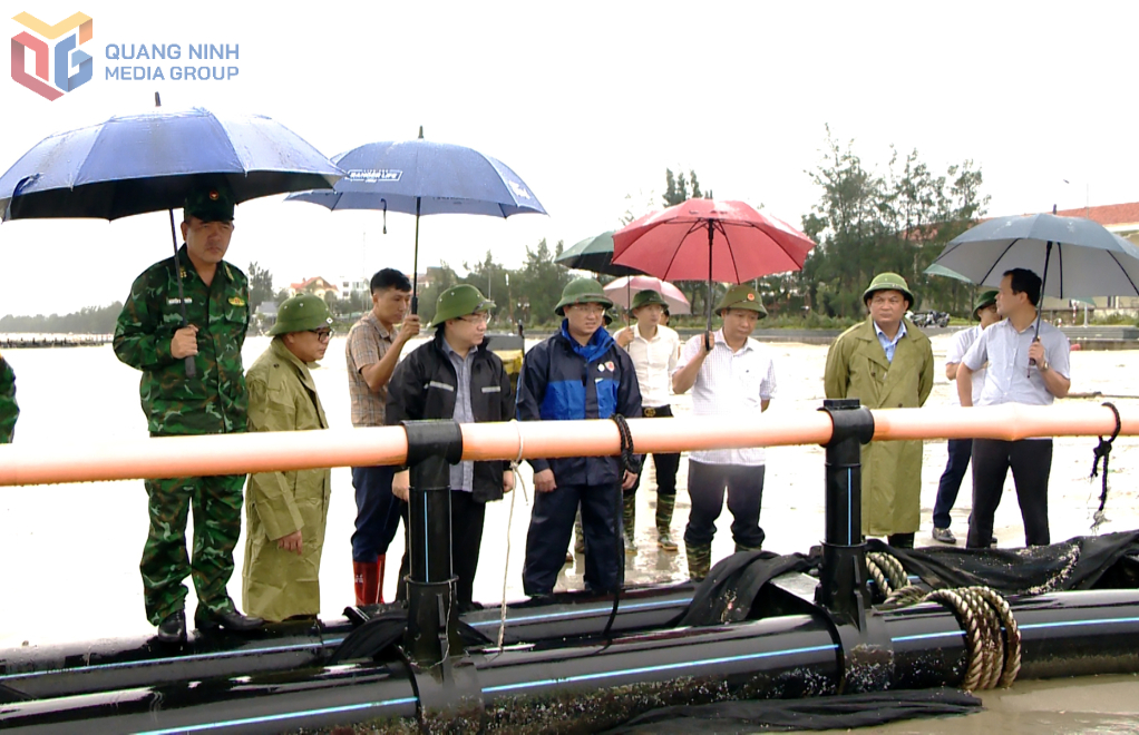 Đồng chí Đặng Xuân Phương, Phó Bí thư Tỉnh ủy, Trưởng Đoàn đại biểu Quốc hội tỉnh Quảng Ninh kiểm tra công tác khắc phục hậu quả sau bão số 3