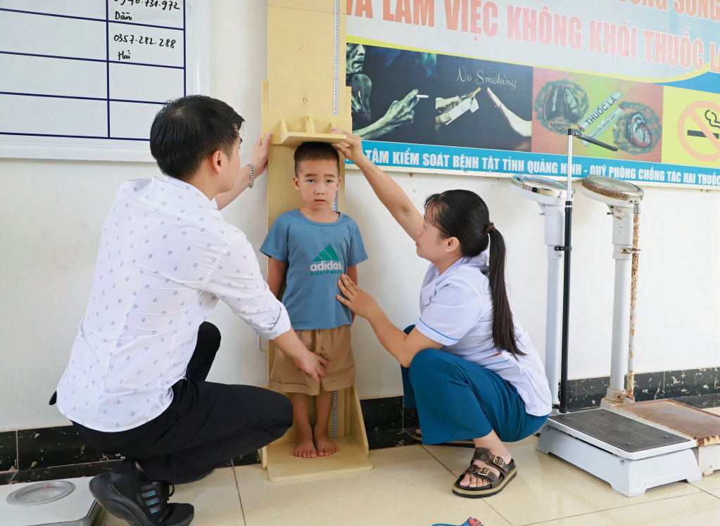 Thực hiện cân, đo chiều cao cho trẻ em tại xã Thanh Sơn (huyện Ba Chẽ).