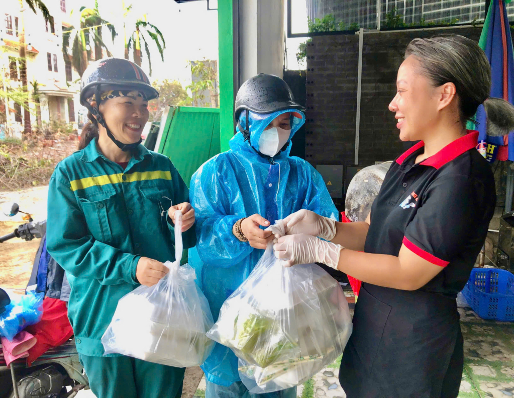 Các suất cơm miễn phí được đưa tận tay đến công nhân vệ sinh môi trường giúp họ có thêm động lực để lao động.