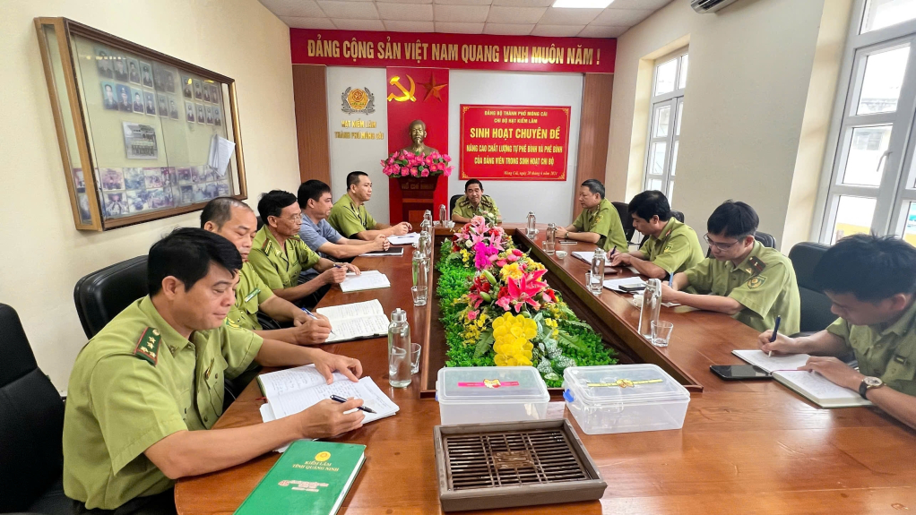 Chi cục Kiểm lâm làm việc với hạt kiểm lân địa phương.
