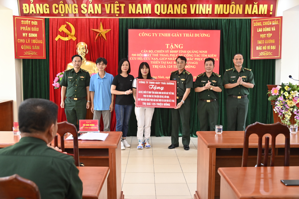 Đại tá Vũ Văn Hưng, Phó Chính ủy BĐBP tỉnh nhận quà của Công ty TNHH giày Thái Dương tặng cho cán bộ chiến sĩ BĐBP tỉnh.