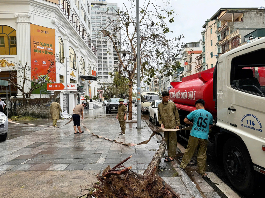 Công ty CP Nước sạch Quảng Ninh dùng xe téc để cung cấp nước cho các khách hàng miễn phí trong thời gian bị gián đoạn cấp nước.