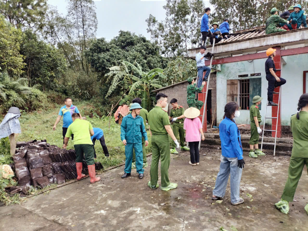 Xã Quảng Đức chung tay hỗ trợ người dân tại bản Lý Nà sủa chữa lại nhà ở bị bão số 3 thổi tốc mái