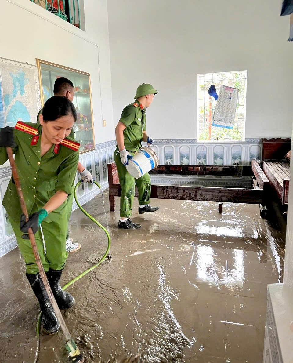 Chi hội Phụ nữ, thanh niên Công an TP Uông Bí giúp Trường tiểu học Phương Nam dọn dẹp sau bão.