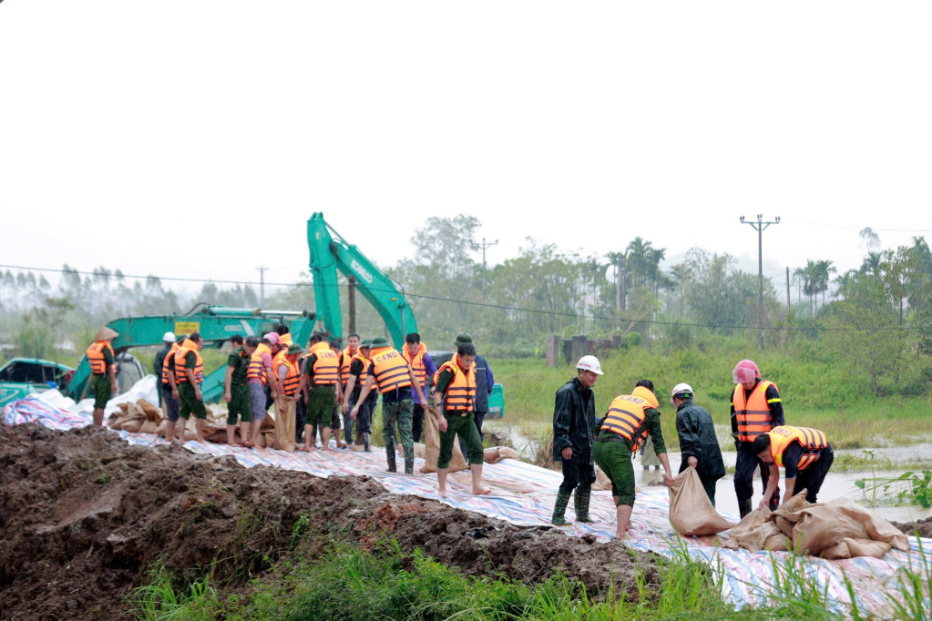 Công an thị xã Đông Triều tham gia đắp đê ngăn lũ.