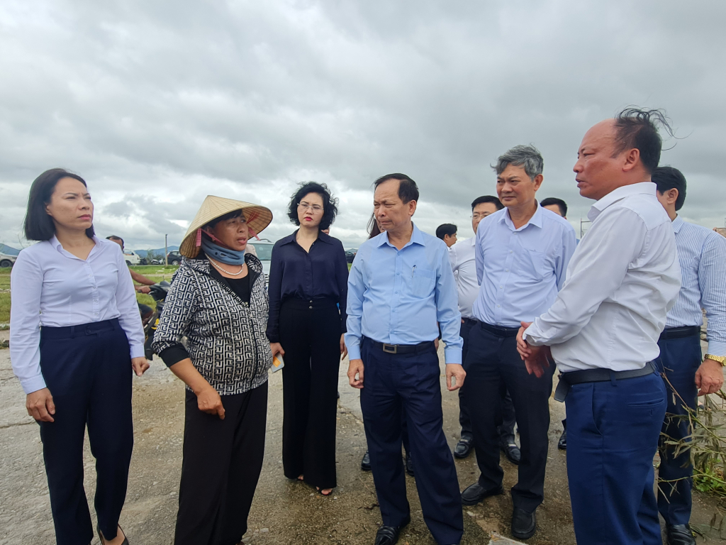 Đồng chí Đào Minh Tú, Phó Thống đốc Thường trực Ngân hàng Nhà nước thăm hỏi gia đình bà Ngô Thị Thúy ( phường Tân An, TX Quảng Yên).