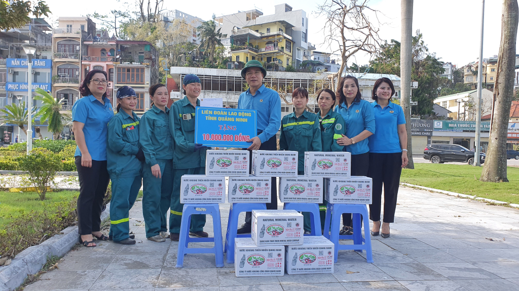 Lãnh đạo LĐLĐ tỉnh cũng chia sẻ với những vất vả của công nhân, lao động Công ty TNHH Môi trường đã phải làm việc liên tục trong những ngày qua để đưa thành phố Hạ Long sớm trở lại xanh sạch đẹp.