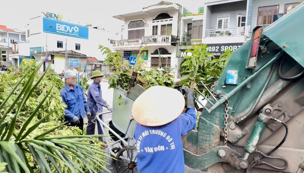 Công nhân vệ sinh môi trường làm việc liên tục trong ngày để cắt tỉa, thu dọn những cây xanh đô thị bị gãy đổ trên các tuyến đường.