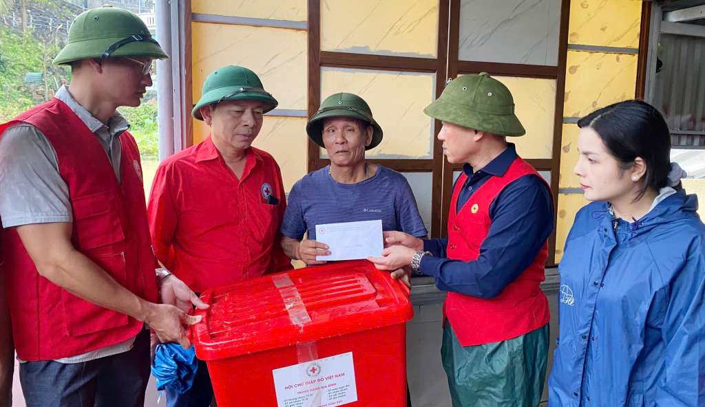 Lãnh đạo Trung ương Hội CTĐ Việt Nam và Hội CTĐ tỉnh cùng TP Hạ Long trao tiền và đồ dùng cho gia đình ông Nguyễn Văn Thắng ở khu 5, phường Hà Lầm (TP Hạ Long) bị ảnh hưởng cơn bão số 3.