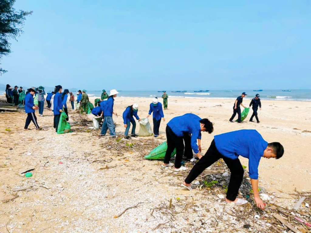 Đoàn thanh niên TP Móng Cái ra quân dọn dẹp vệ sinh môi trường 