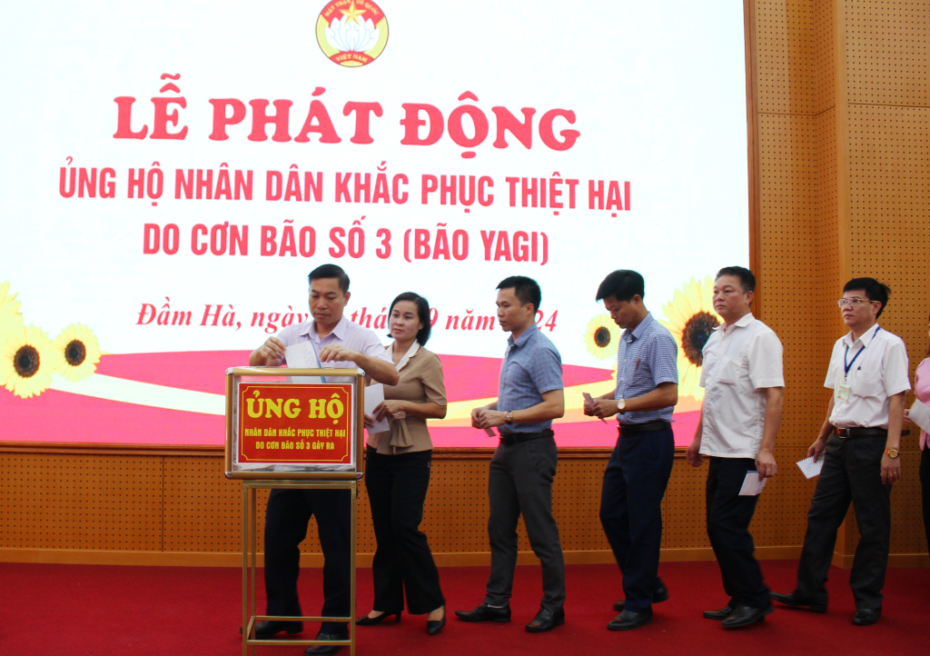 Các đại biểu tham gia ủng hộ nhân dân khắc phục thiệt hại do bão số 3.