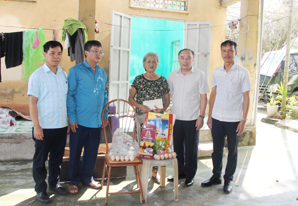 Đồng chí Bí thư Thị ủy trao kinh phí hỗ trợ cho hộ cận nghèo bà Ngô Thị Khánh, thôn Bãi 4, xã Tiền An, có nhà bị sập đổ, không thể ở được do bão số 3 gây ra.