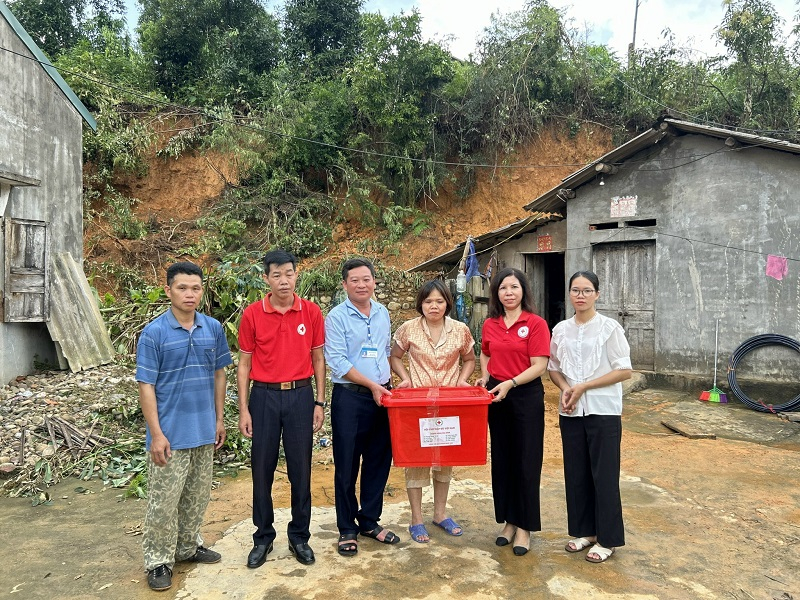 49 thùng hàng đã được chuyển đến các hộ gia đình bị thiệt hại do bão yagi gây ra.