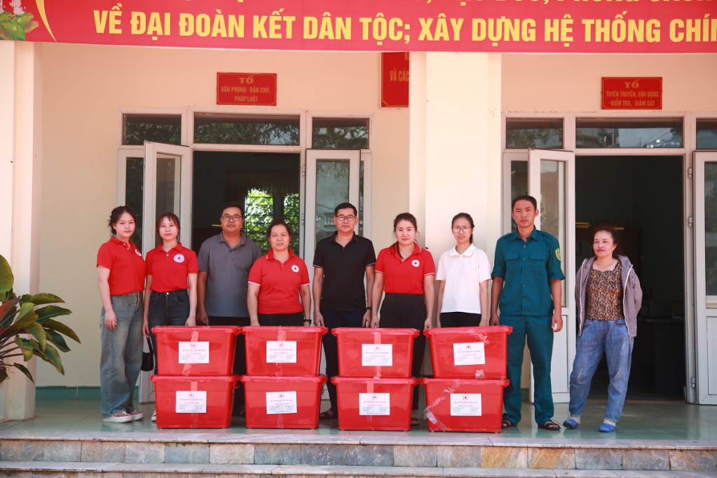 Hội CTĐ huyện Tiên Yên trao thùng hàng cho đại diện lãnh đạo xã Đông Ngũ tiếp nhận để hỗ trợ người dân.