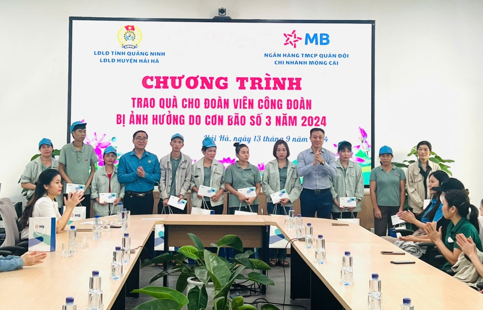 Lãnh đạo LĐLĐ huyện, MTTQ và các đoàn thể huyện và Ngân hàng TMCP Quân đội chi nhánh Móng Cái tặng quà và đến thăm hỏi, động viên trực tiếp các gia đình đoàn viên có hoàn cảnh khó khăn.