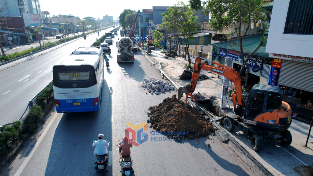 Tổ xung kích Điện Lực Ninh Bình hỗ trợ Điện Lực Cẩm Phả tháo dỡ và chôn cột điện mới trên tuyến đường QL18 đoạn qua phường Cẩm Sơn