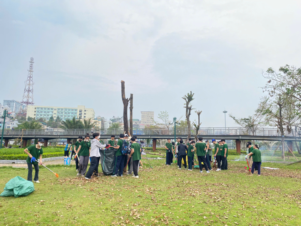 Học sinh dọn rác ở khu vực Công viên hoa Hạ Long (phường Bạch Đằng).