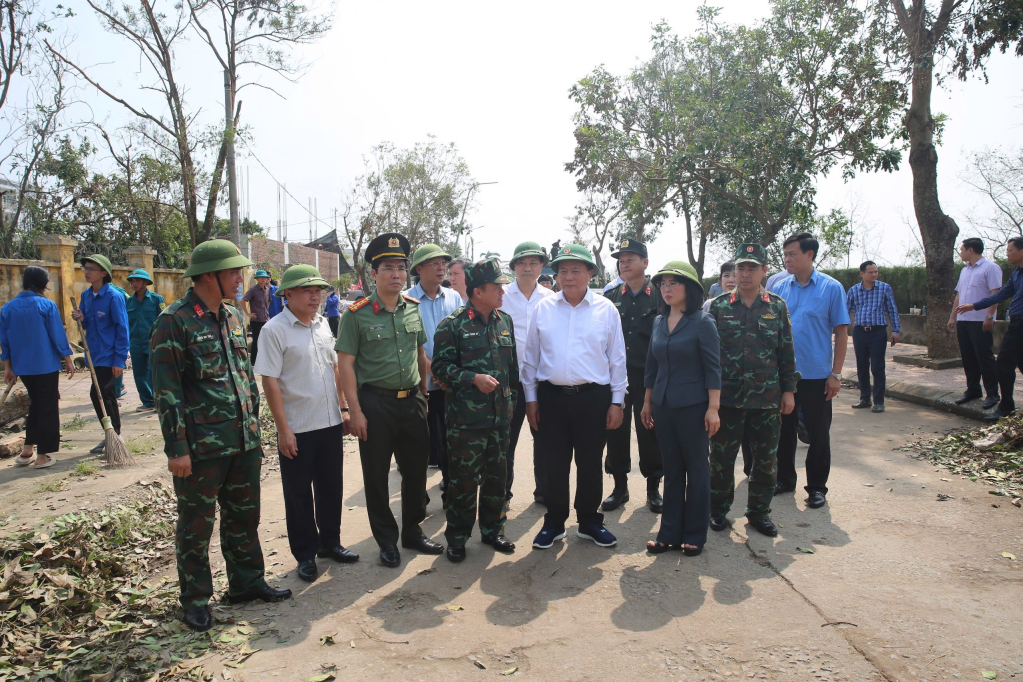 Ủy viên Bộ Chính trị Nguyễn Xuân Thắng và Đoàn công tác động viên lực lượng quân đội, công an đang tham gia khắc phục hậu quả cơn bão số 3 tại TX Quảng Yên.