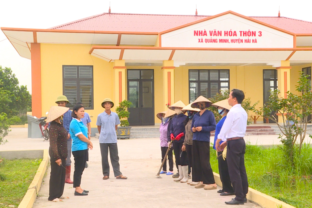 Hội LHPN xã Quảng Minh (huyện Hải Hà) tuyên truyền, vận động nhân dân hiến đất, mở rộng đường.