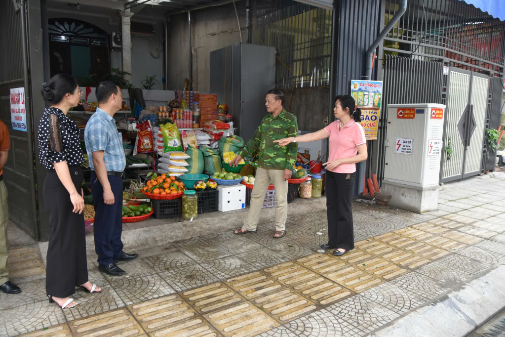 Cán bộ MTTQ thành phố Uông Bí tuyên truyền không lấn chiếm vỉa hè, lòng đường Cán bộ MTTQ TP Uông Bí tuyên truyền với người dân về việc không lấn chiếm vỉa hè, lòng đường. Ảnh: Trúc Linh