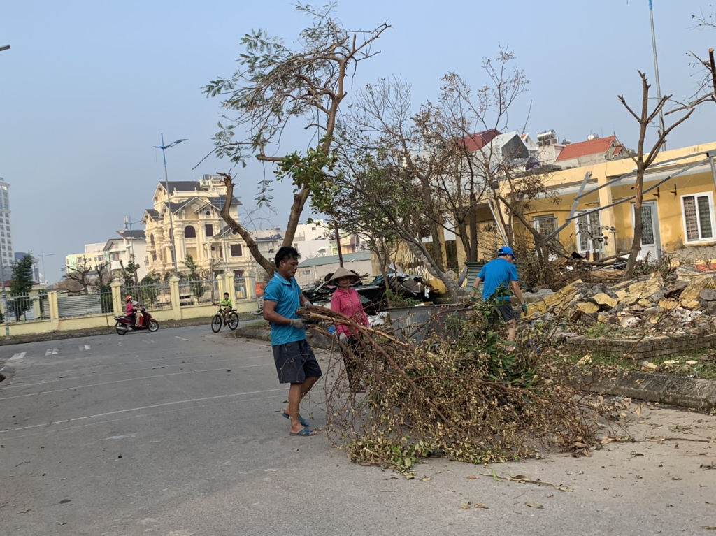 Người dân khu 6, phường Hồng Hà (Hạ Long) dọn vệ sinh môi trường sau bão số 3.