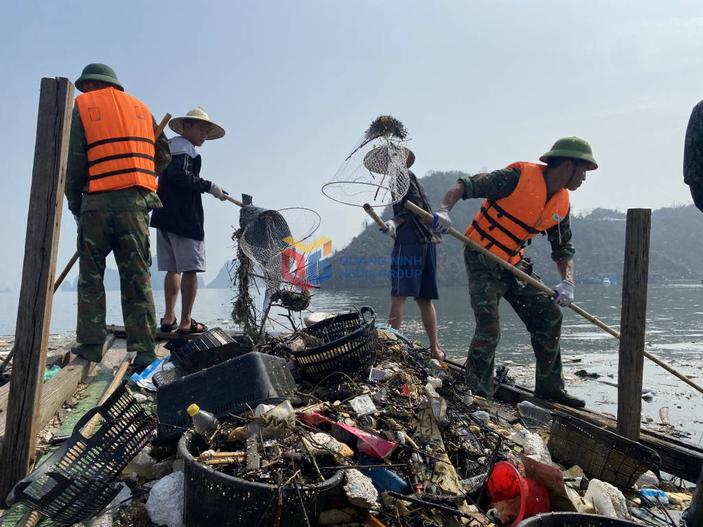 Chỉ sau vài tiếng, hàng tạ rác đã được vớt lên và tập kết đúng nơi quy định. 