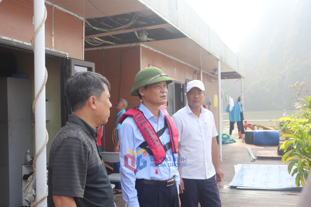 Đồng chí Vũ Kiên Cường, Trưởng Ban Quản lý Vịnh Hạ Long chỉ đạo công rác vệ sinh môi trường và khắc phục hậu quả của cơn bão số 3. 