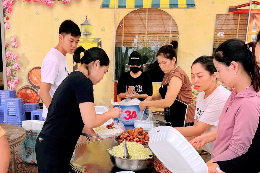 Những suất cơm được khẩn trương nấu đưa đến hỗ trợ người dân bị lụt.