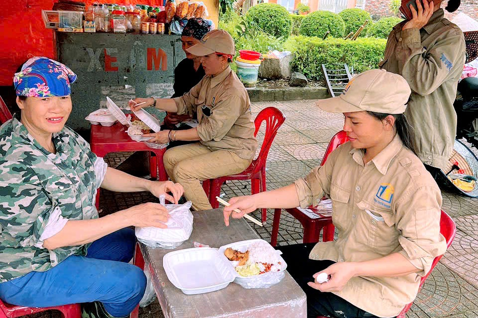 Những suất cơm miễn phí được tặng cho những người đang làm nhiệm vụ khôi phục sau bão. 